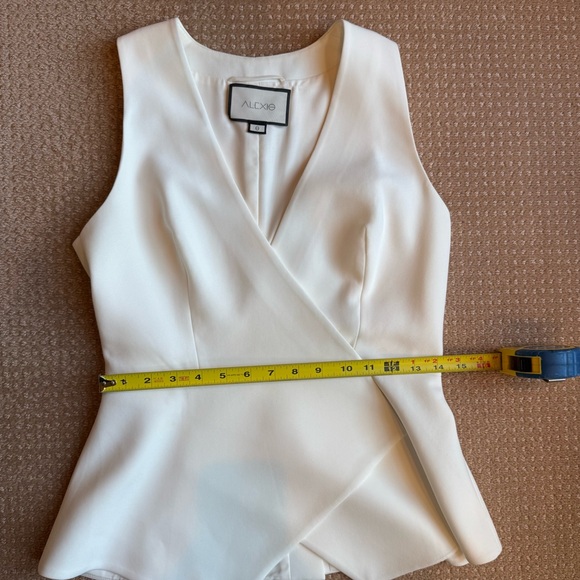 Alexis Sleeveless Cream Top with Black Sash Belt Size S - Picture 15 of 16